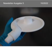 Titelbild Newsletter 5; Das Foto zeigt einen Salzkern eines Kreiselpumpengehäuses, im Kernschießverfahren hergestellt.