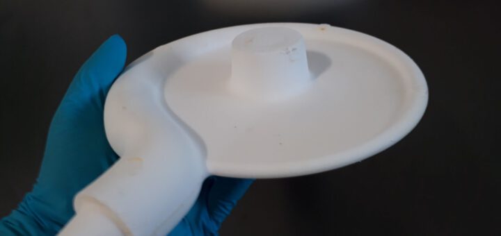 Titelbild Newsletter 5; Das Foto zeigt einen Salzkern eines Kreiselpumpengehäuses, im Kernschießverfahren hergestellt.