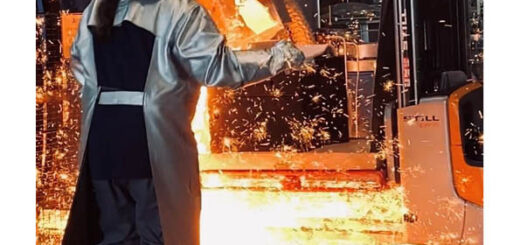 Titelbild des Newsletters Ausgabe 6. Eisenabguss am Fraunhofer IGCV mit überschießender Eisenschmelze