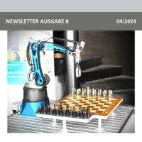 Das Titelbild des Newsletters 08 zeigt den KI gesteuerten Schachroboter. Man sieht ein Schachbrett mit Figuren und darüber einen Roboterarm mit Greifer